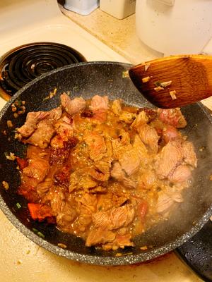 洋葱杏鲍菇炒牛肉（火锅底料版）的做法 步骤4