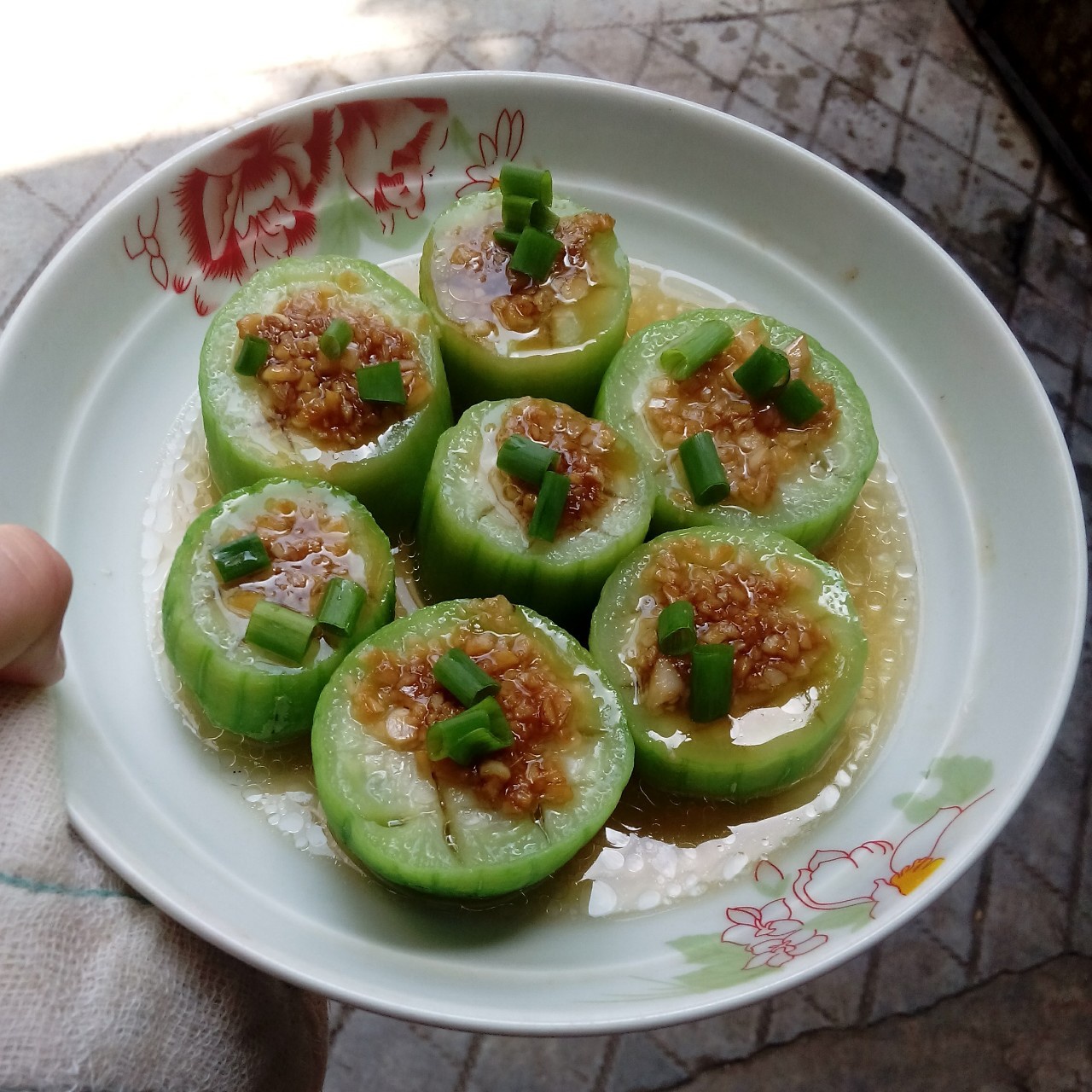 只需要五分钟就可以的美味蒜蓉蒸丝瓜