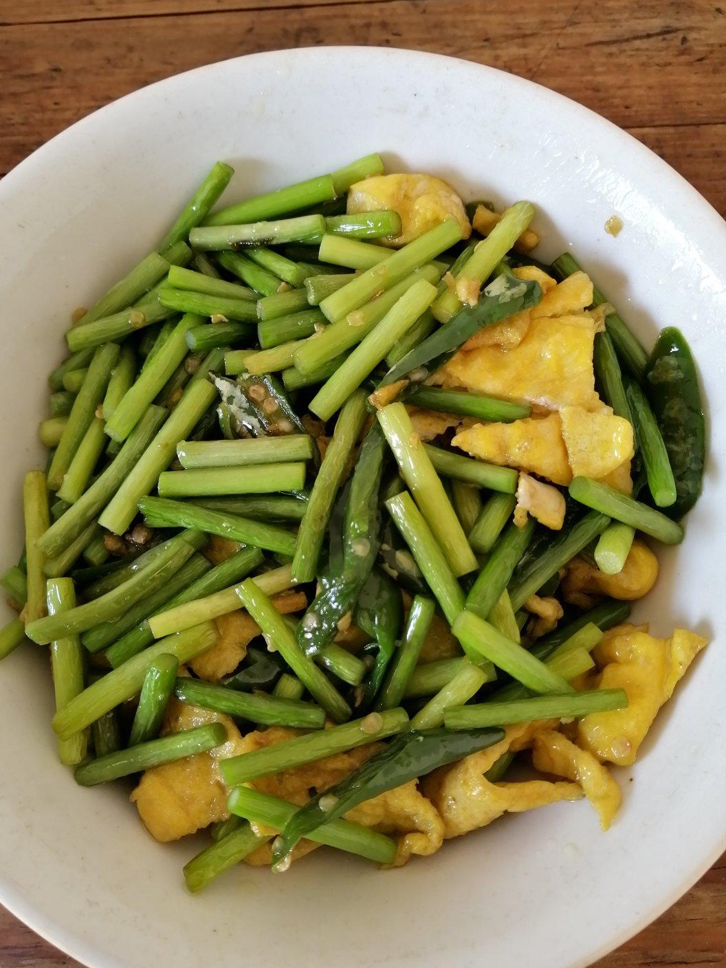 蒜台炒鸡蛋