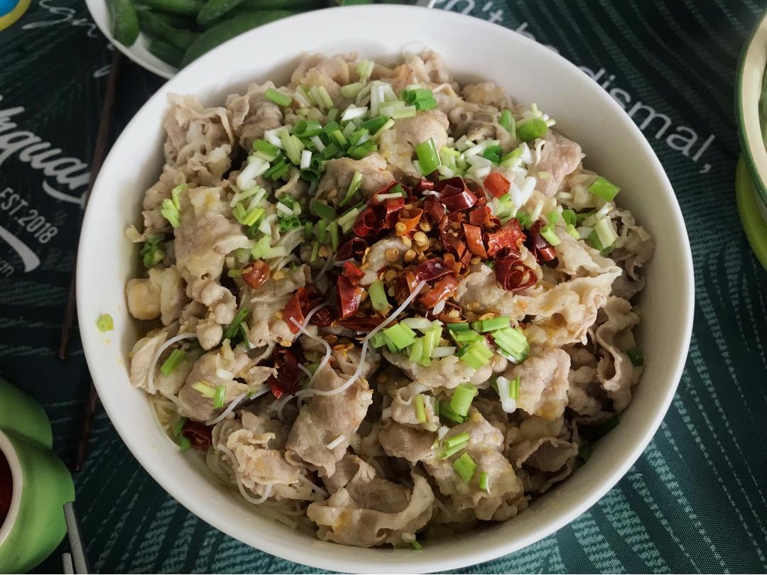 酸汤金针菇牛河肥牛锅
