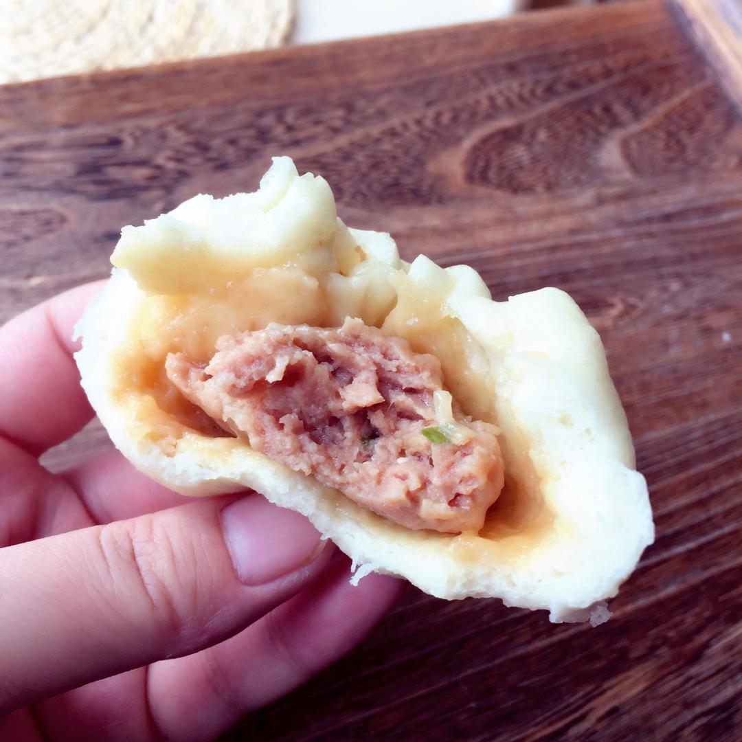 松软多汁的肉包子