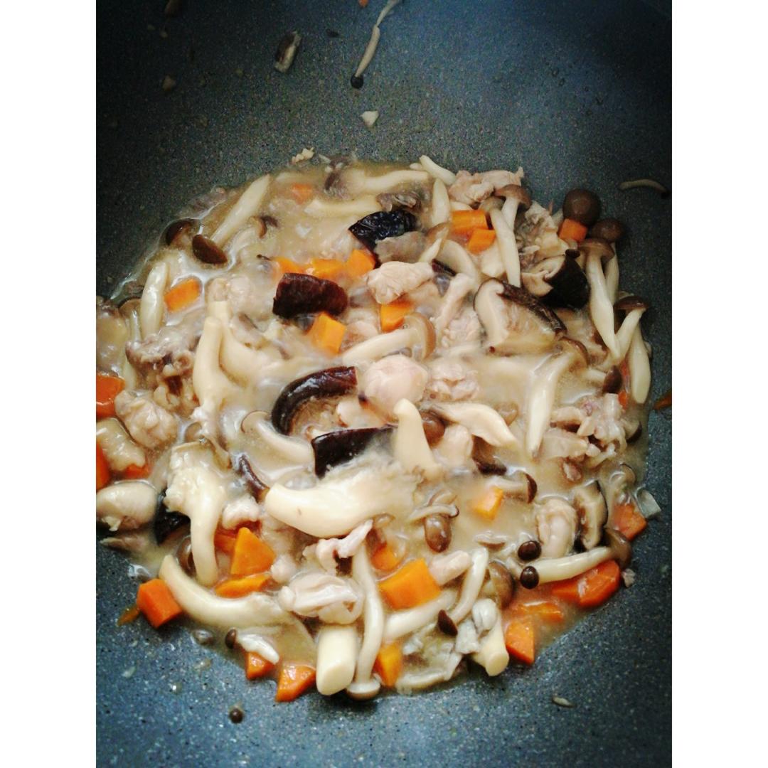 日式杂菌鸡肉炊饭