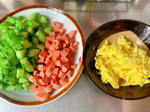 黄瓜鸡蛋炒火腿的做法 步骤1