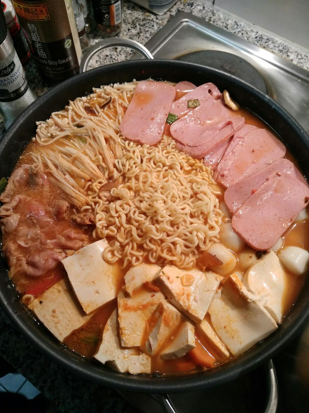 死线战士shen做的韩国部队锅拉面锅超好吃