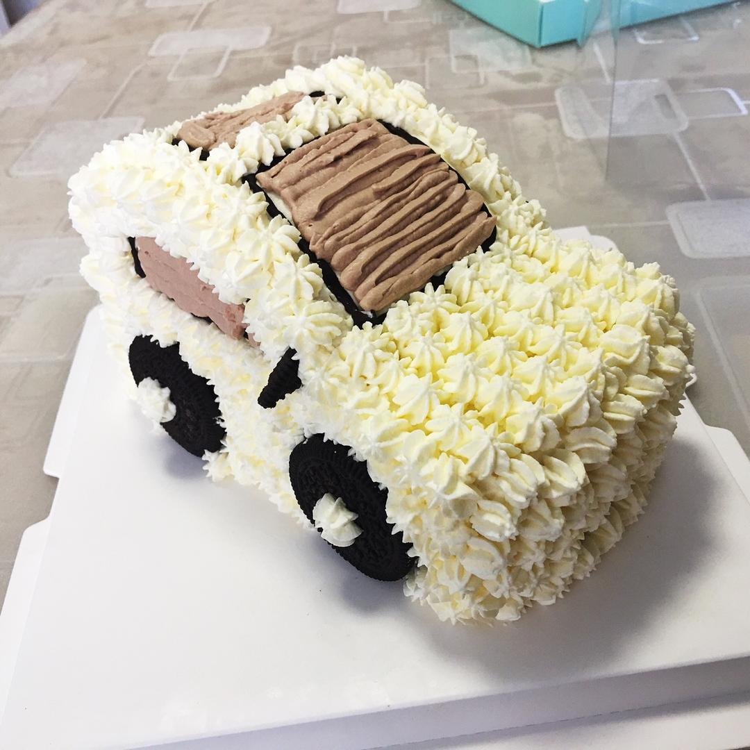 小巧玲珑的汽车蛋糕