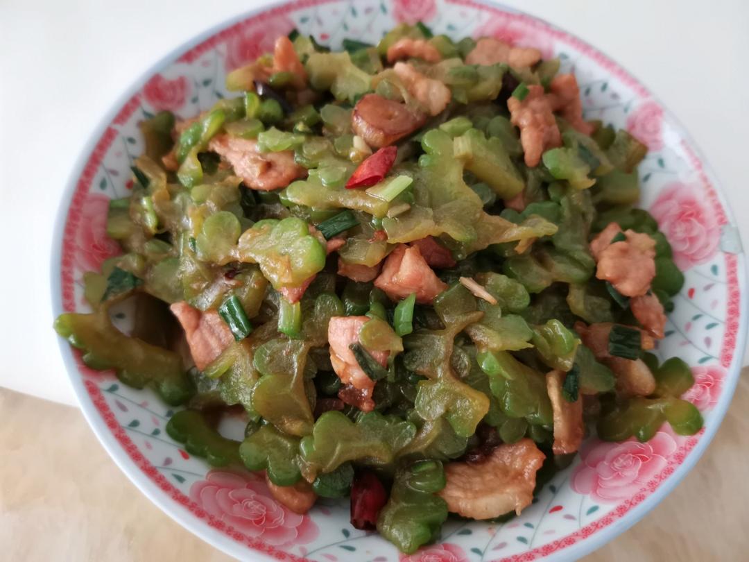 苦瓜炒肉 苦瓜这样做去除大半苦味