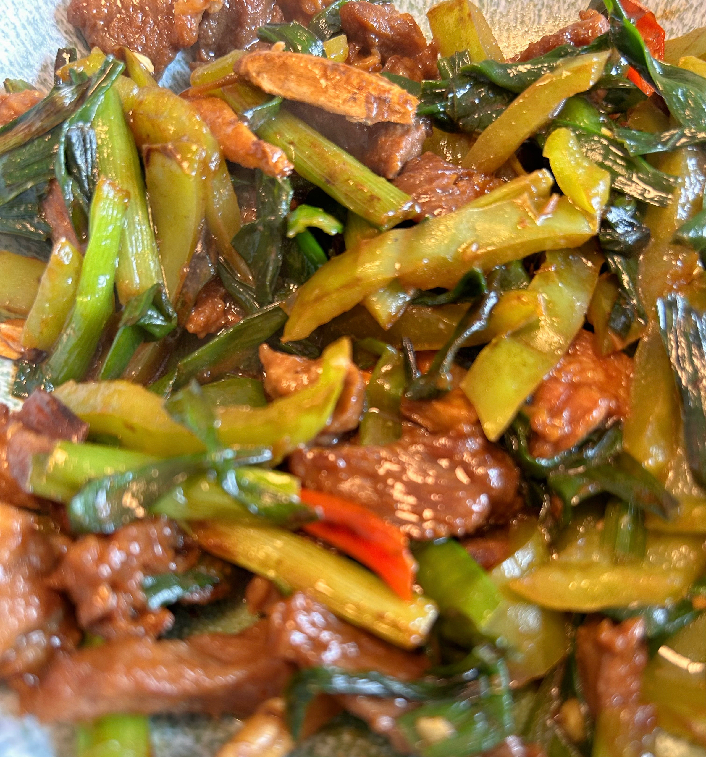 韭菜尖椒炒肉的做法