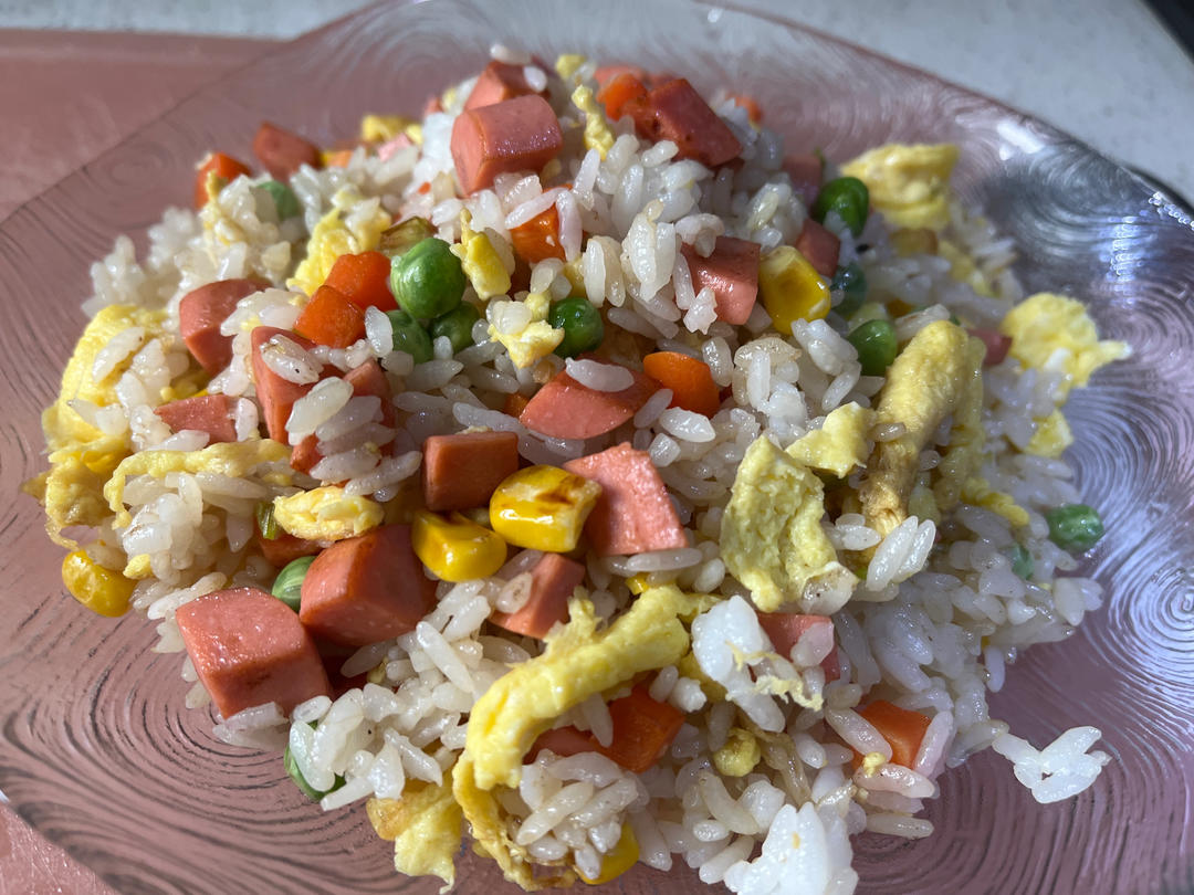 火腿蛋炒饭（用新鲜米饭炒出颗粒分明蛋炒饭）