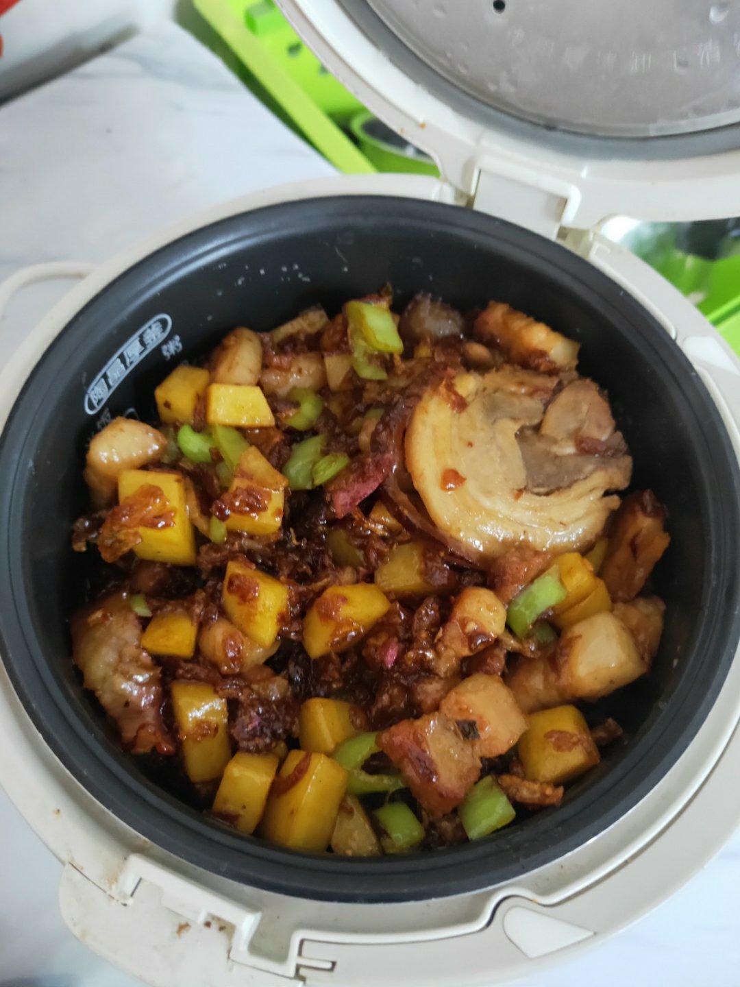 五花肉土豆焖饭￨爆好吃
