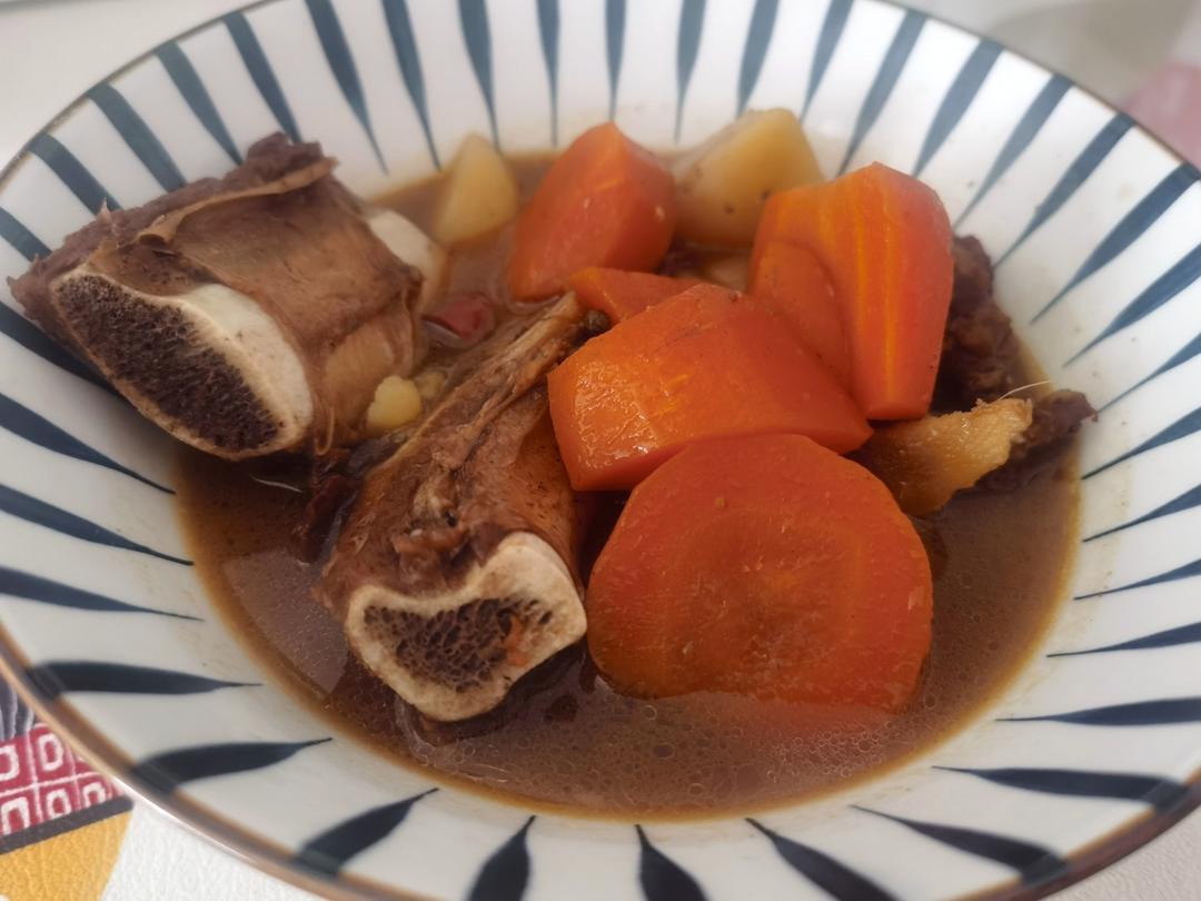 牛肋排炖胡萝卜土豆蕃茄