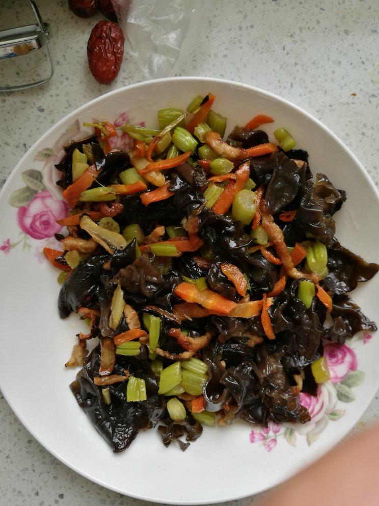 胡萝卜香菇炒木耳