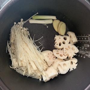 快手排骨莲藕汤的做法 步骤3