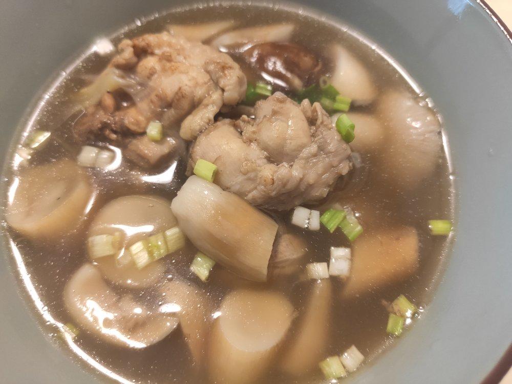 鲜松茸土鸡汤