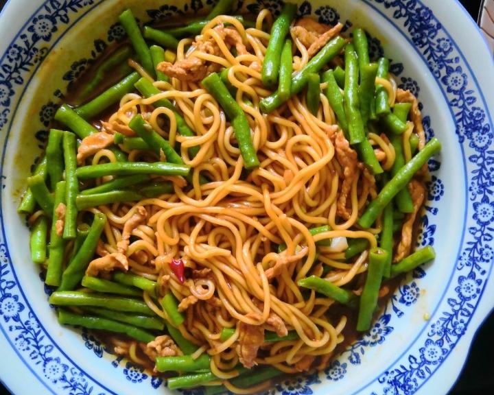 6块钱两人份豆角肉丝焖面的做法
