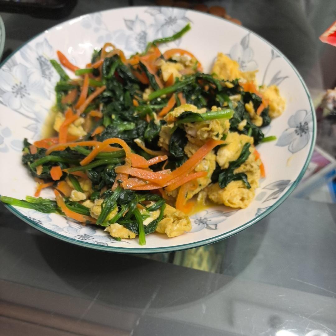 美味营养健康的菠菜炒胡萝卜鸡蛋
