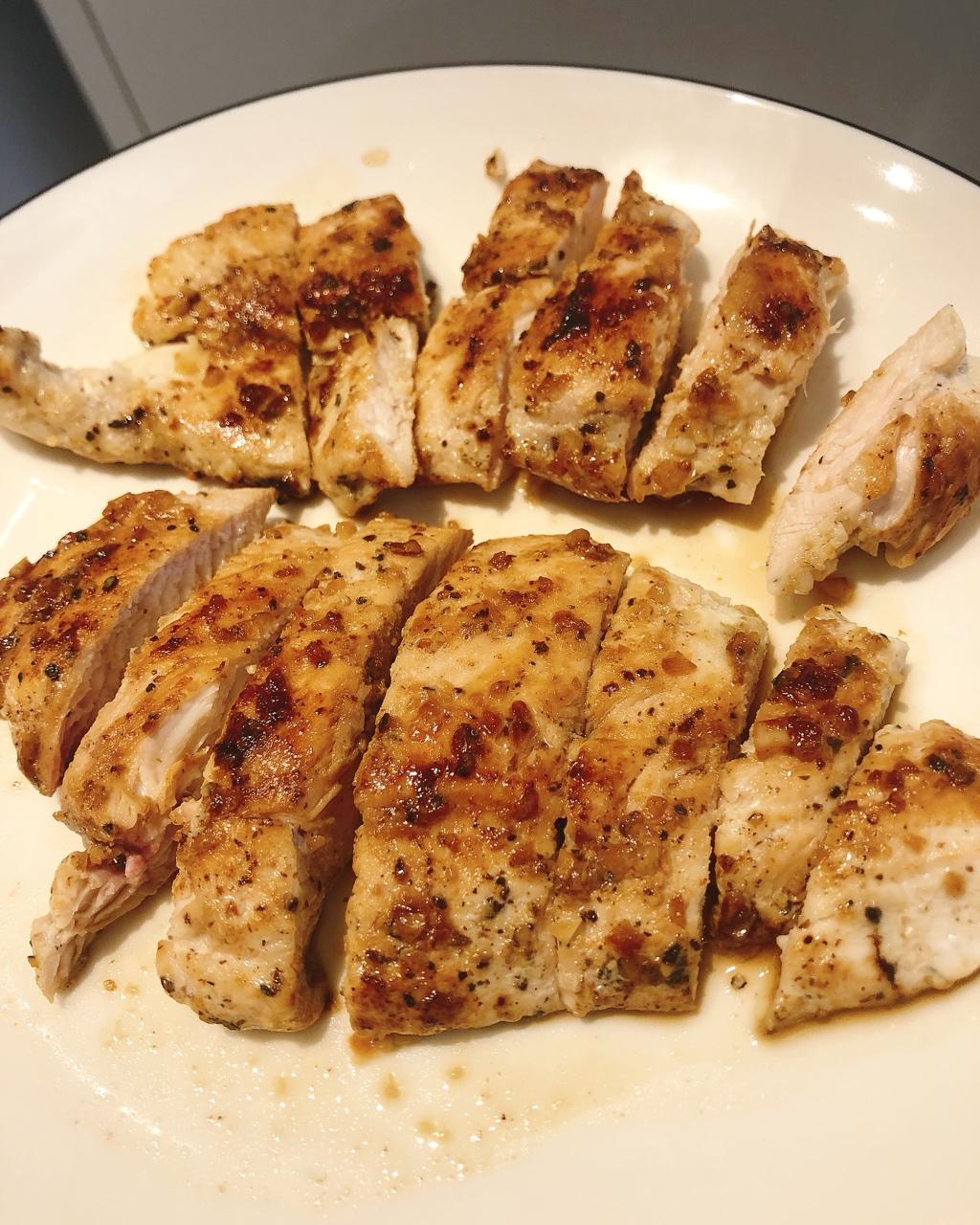 兔纸静做的酷炫屌炸天好吃的煎鸡胸肉(香蒜蜂蜜煎鸡胸肉)