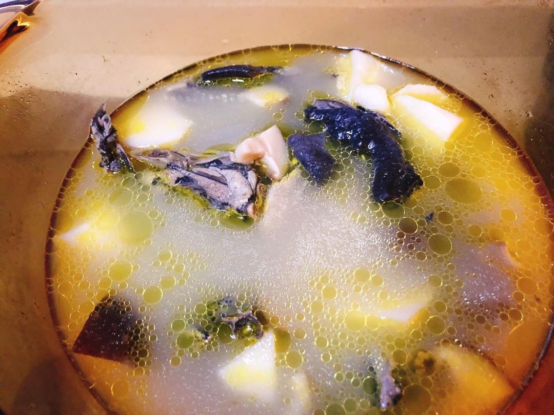 滋阴补血～香菇山药乌鸡汤