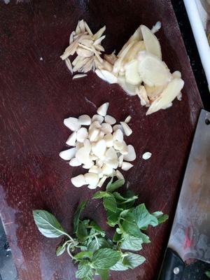 韭菜炒田螺肉的做法 步骤3