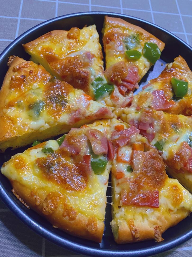 自己在家也能做出馅料十足,超拉丝的美味诱人披萨