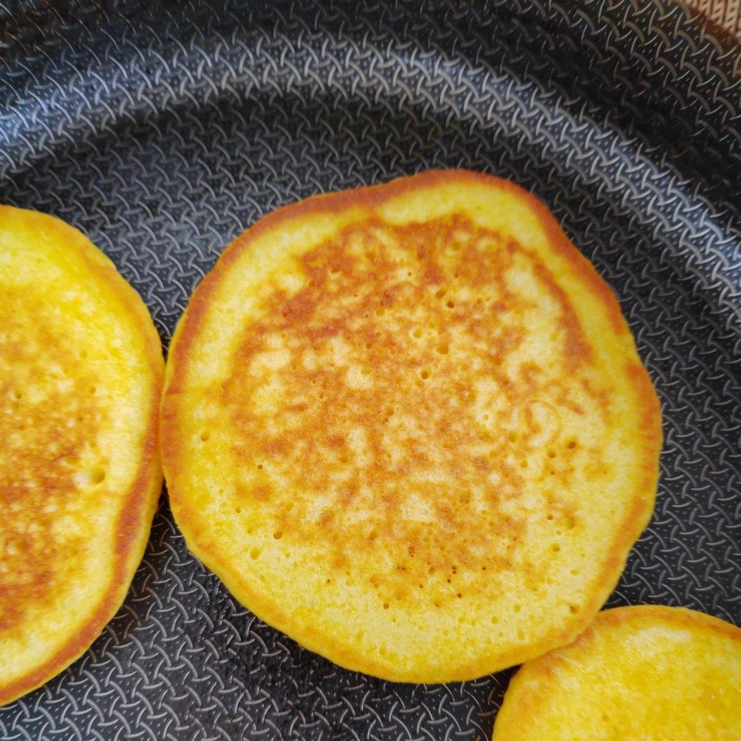 东北玉米面大饼子 🌽🌽    玉米饼#  零失败【俗称～锅贴】