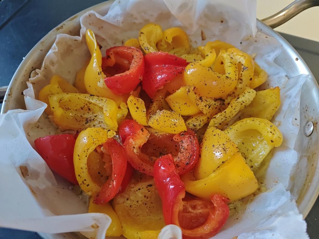 意大利黑帮家族的蒜香罗勒烤甜椒