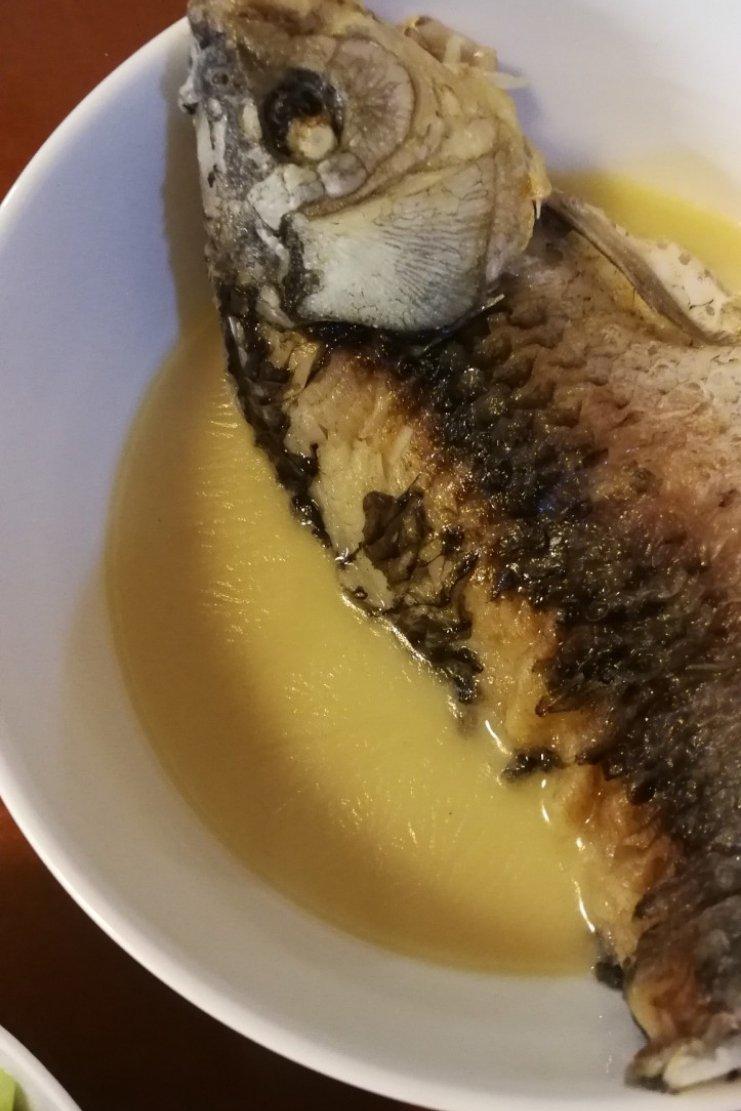清炖鲫鱼汤 三个关键步骤让你轻松炖出汤浓味鲜色白似奶的鲫鱼汤