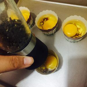 美味早餐：香烤鸡蛋（鸡蛋新吃法）烤箱版的做法 步骤2