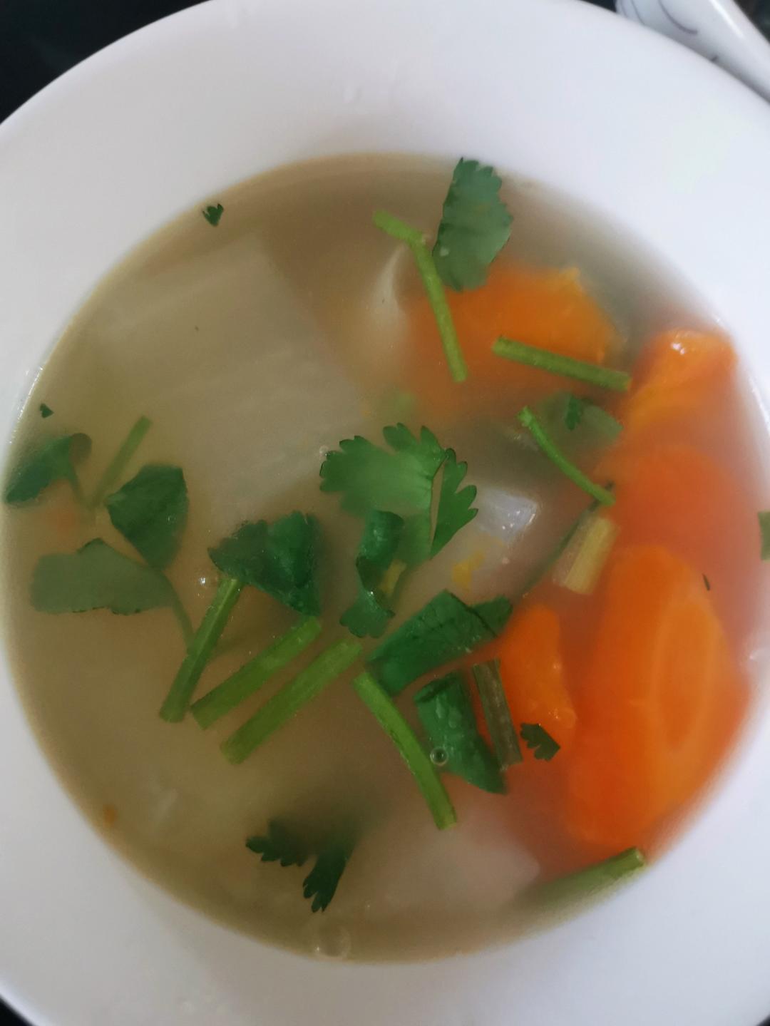 清炖羊排，老爸的拿手菜，汤鲜味浓，羊肉软烂，连萝卜都非常好吃