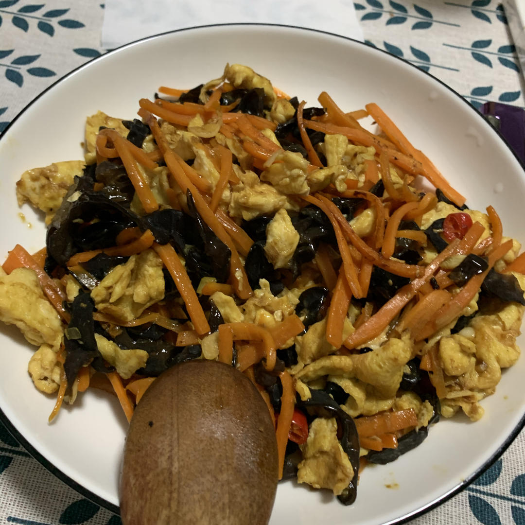 青椒木耳胡萝卜丝炒鸡蛋