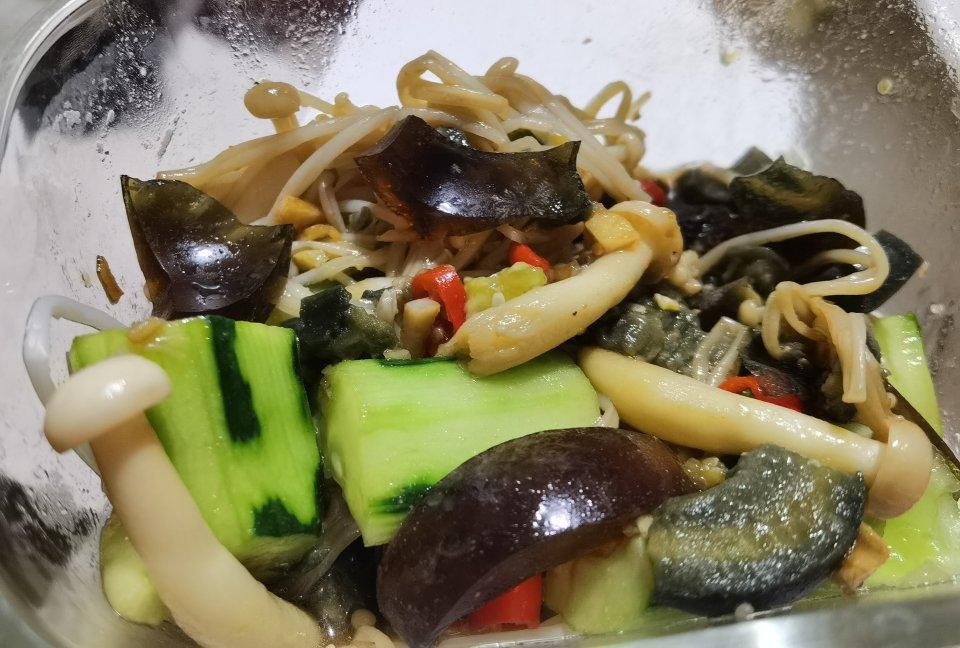 凉拌皮蛋 好吃到汤汁都不放过