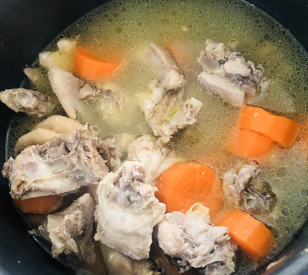 保证一天掉一斤的营养减肥餐鸡肉胡萝卜汤