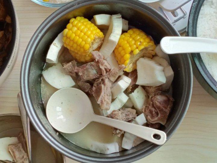 高颜值椰子排骨玉米汤