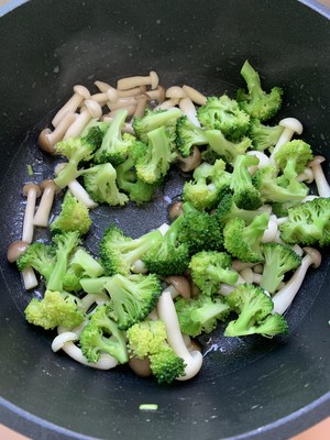 低脂低卡‼️鲜嫩好吃不长胖的西兰花炒菌菇
