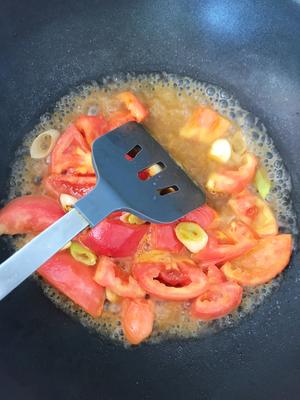 番茄炖金针菇巴沙鱼的做法 步骤5