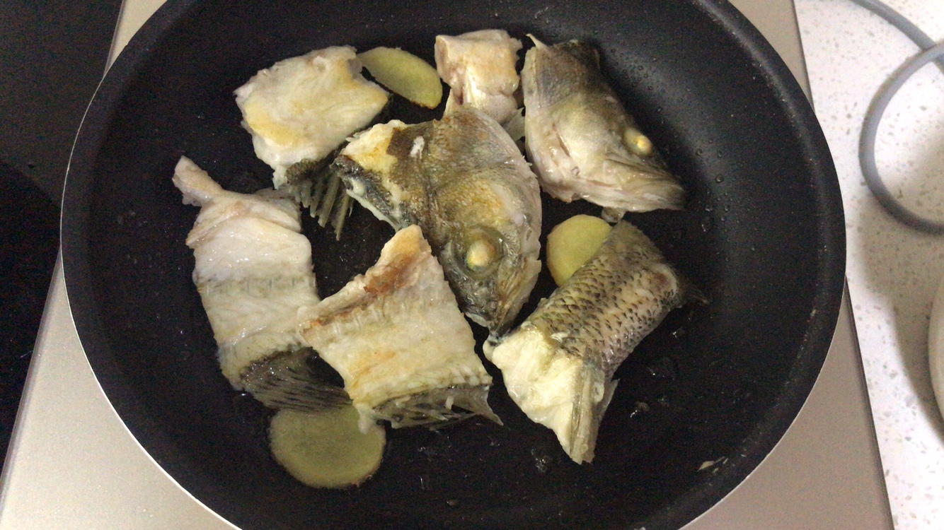 金汤酸菜鱼的做法 步骤3