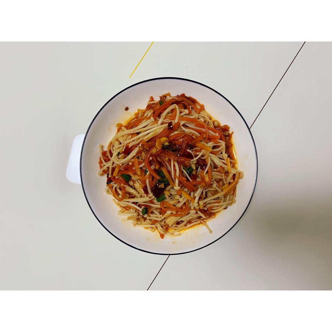 米饭杀手，好吃到舔盘的胡萝卜拌金针菇，10分钟就可以搞定