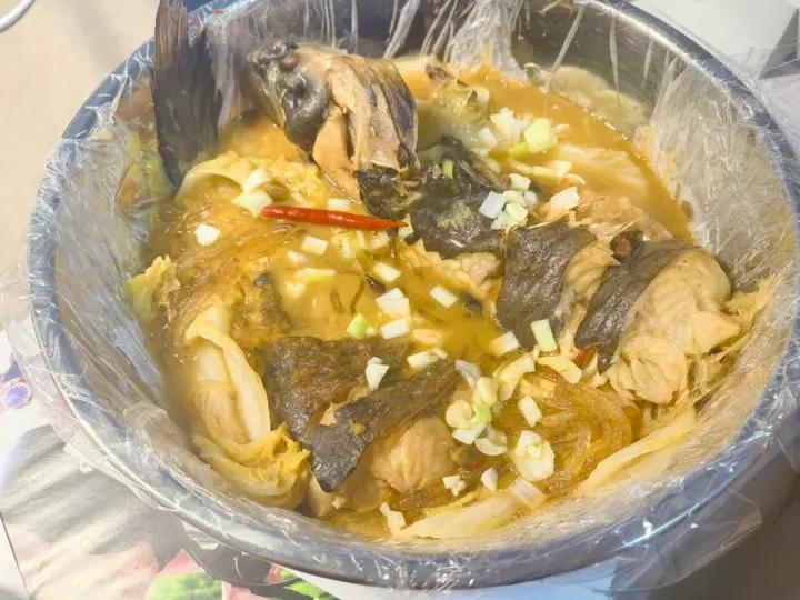 得莫利炖鱼《春江开 炖一条家乡味的开江鱼》