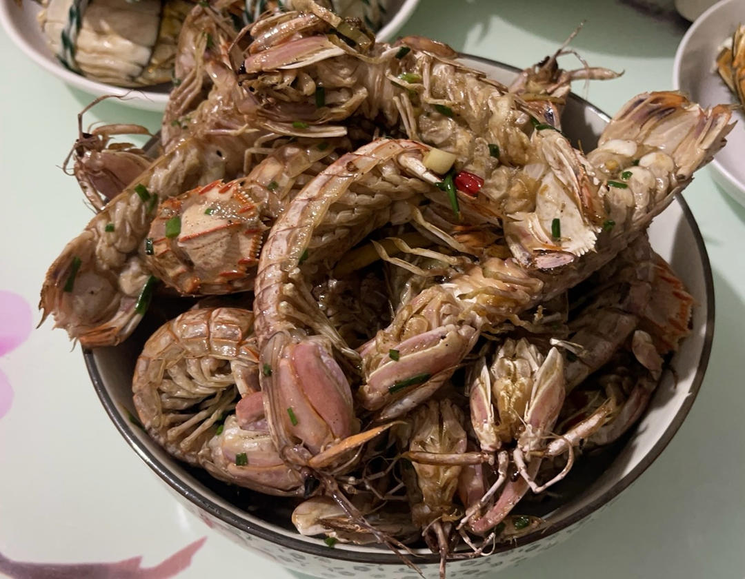 无油炸版的椒盐皮皮虾和巧拨虾壳的方法