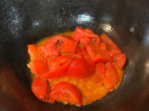 夏季美味减脂汤：番茄蚕豆米鸡蛋汤的做法 步骤2