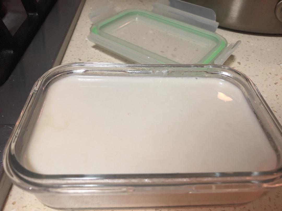 熬制肉皮冻---为小笼包做准备