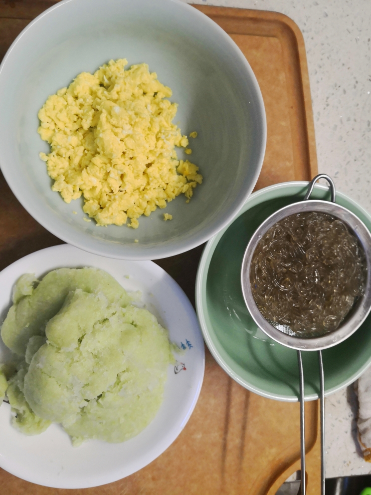 清肠晚餐——白菜粉条鸡蛋素馅饼的做法 步骤2