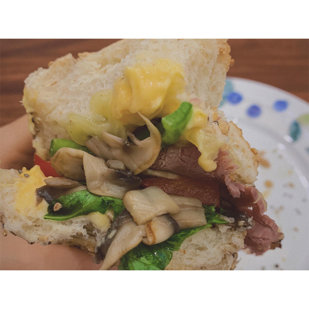 王菡菡做的星巴克帕斯雀牛肉鲜蔬三明治|从面包胚开始复刻