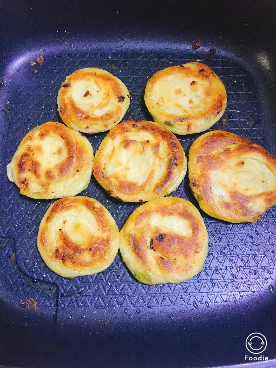 堂妈教你做飘香葱油饼