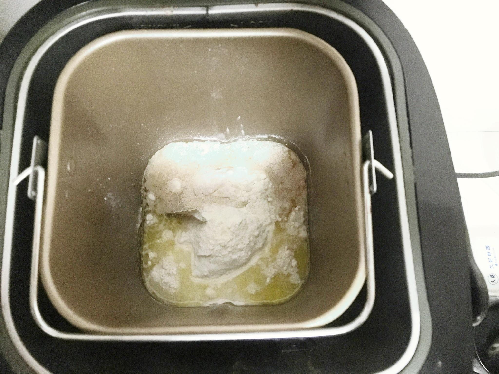 奶油吐司面包（万能面包机版-超软零失败）的做法 步骤2