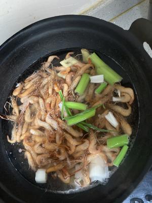 葱姜煮河虾的做法 步骤3