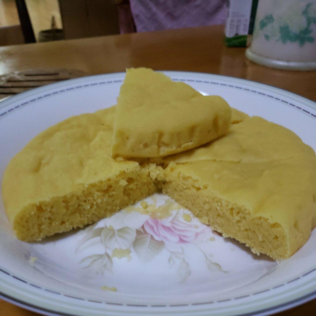 蒸玉米面发糕，色泽金黄，真好看！我叫它“黄金糕”吧，真吉祥！