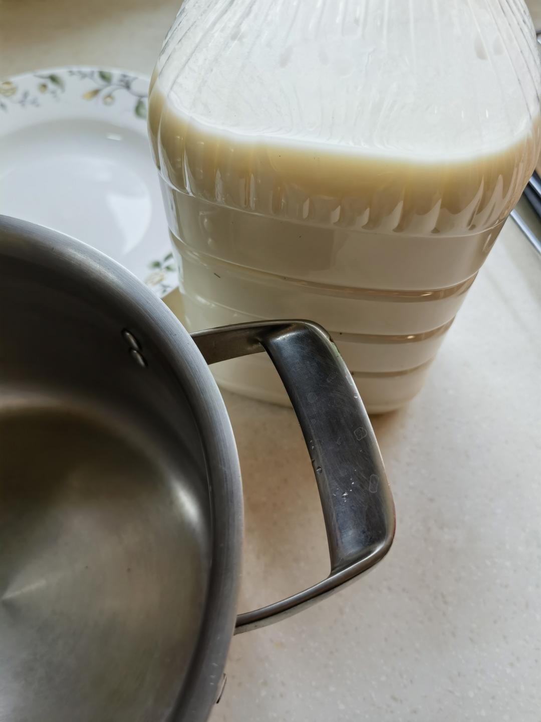 早餐煮新鲜牛奶
