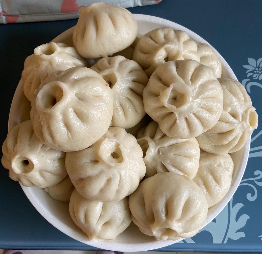松软多汁的肉包子