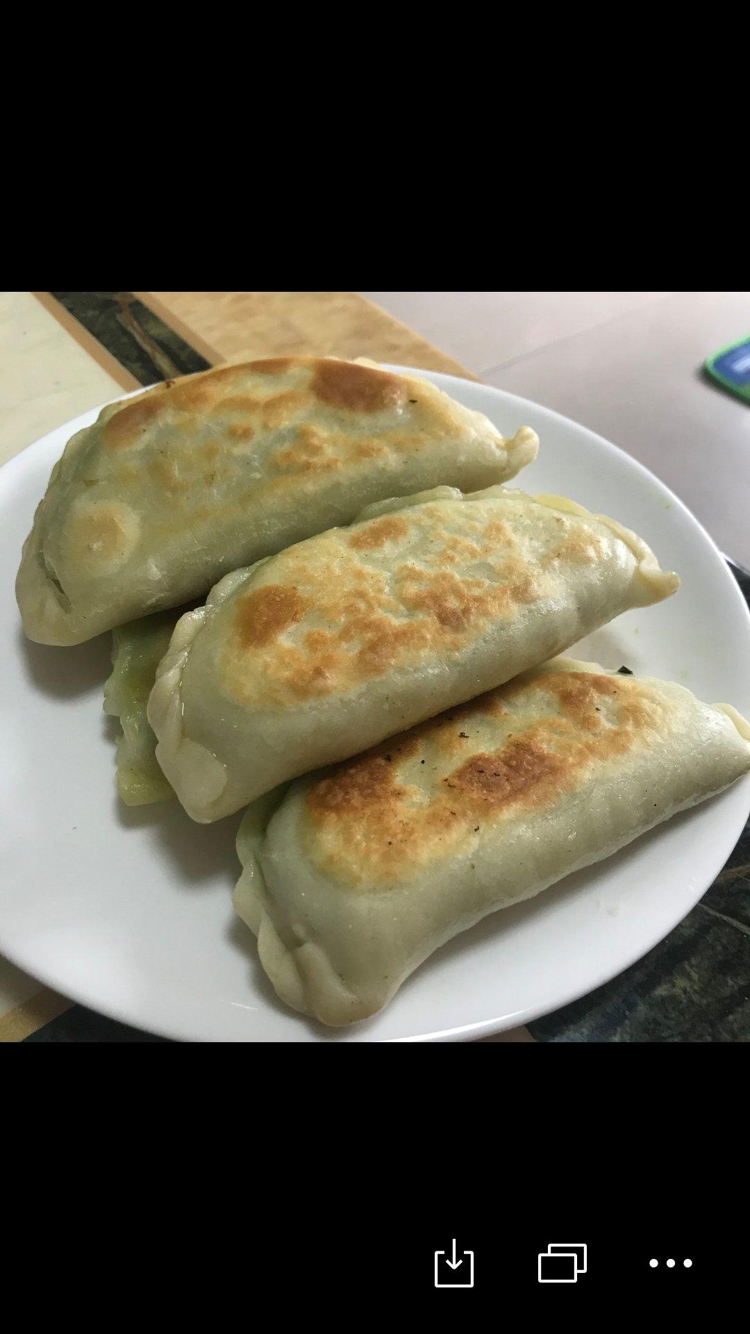 小小茶艺师做的鲜香韭菜盒子