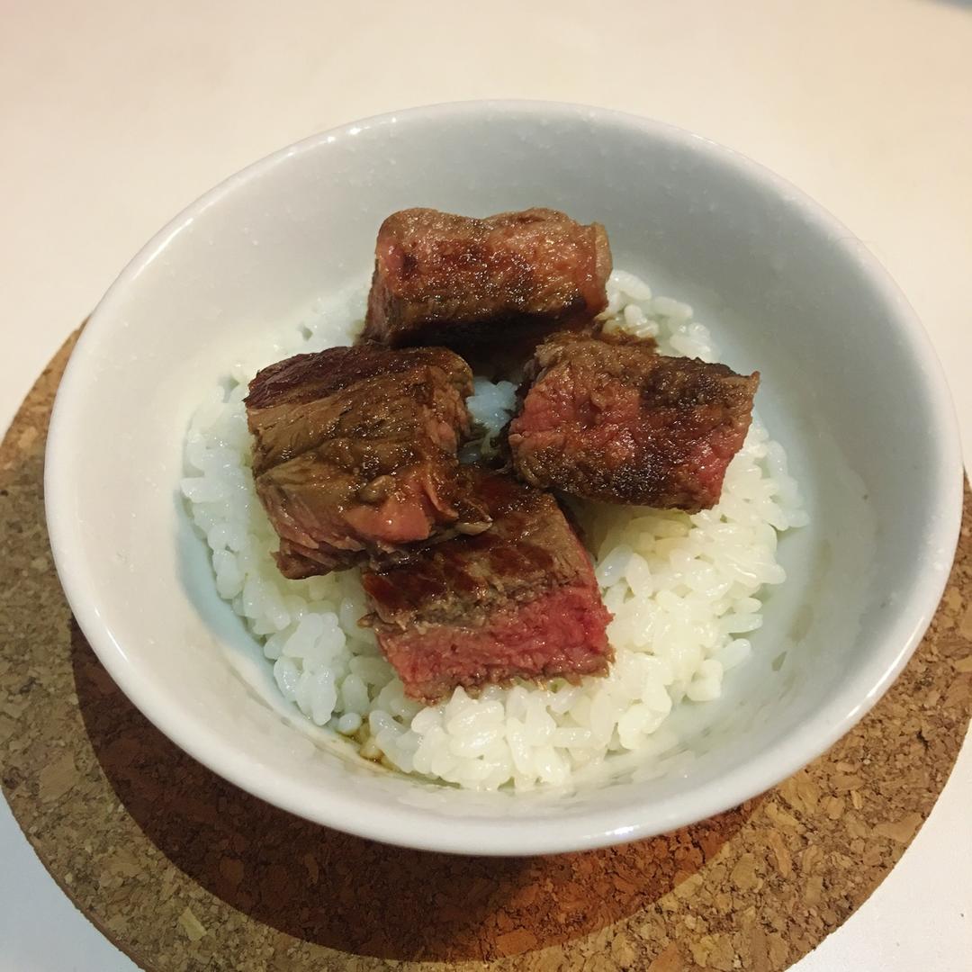 花的懒人料理之高级牛排与牛肉粒盖饭
